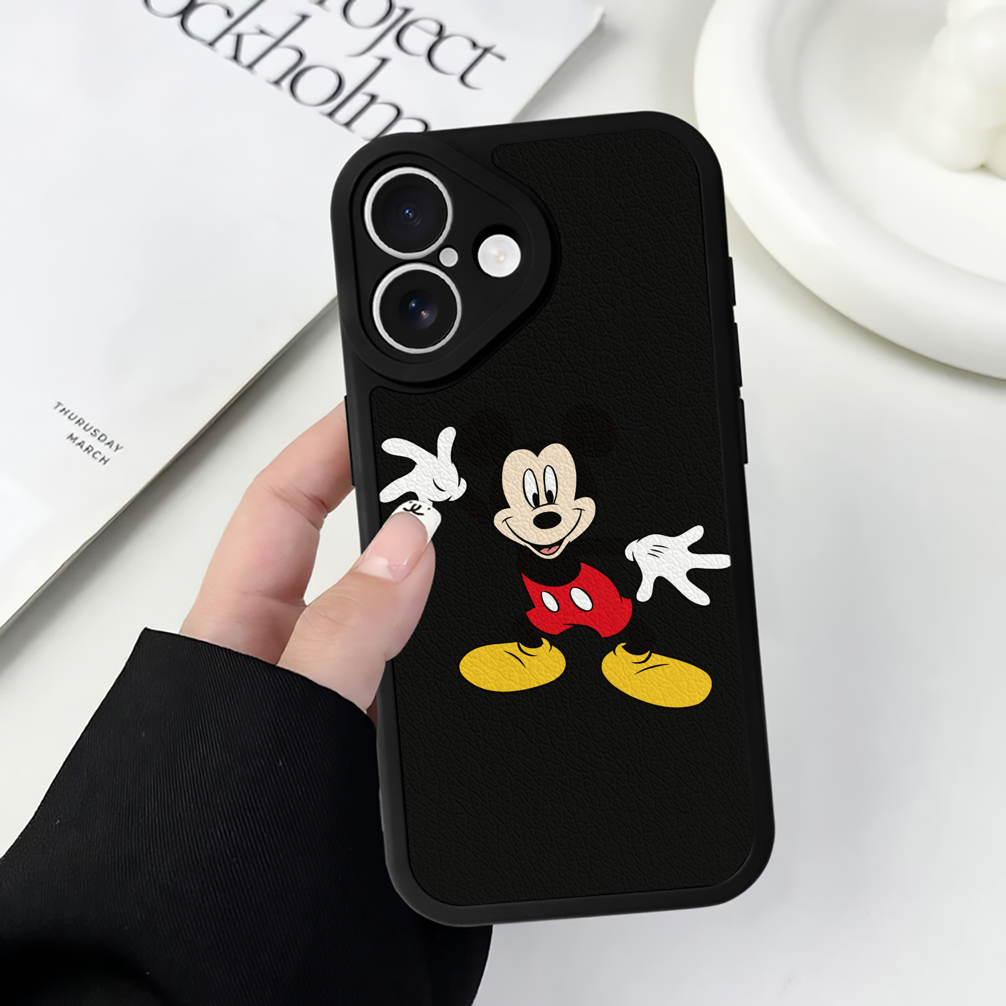 （画像用） ミッキーマウス Mickey Mouse 【iPhone 16シリーズ対応】シリコンスマホケース（レザー調） 材質：シリコン